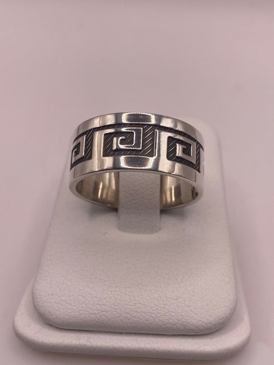 Anillo de Plata 925 con Greca Geométrica — vista lateral