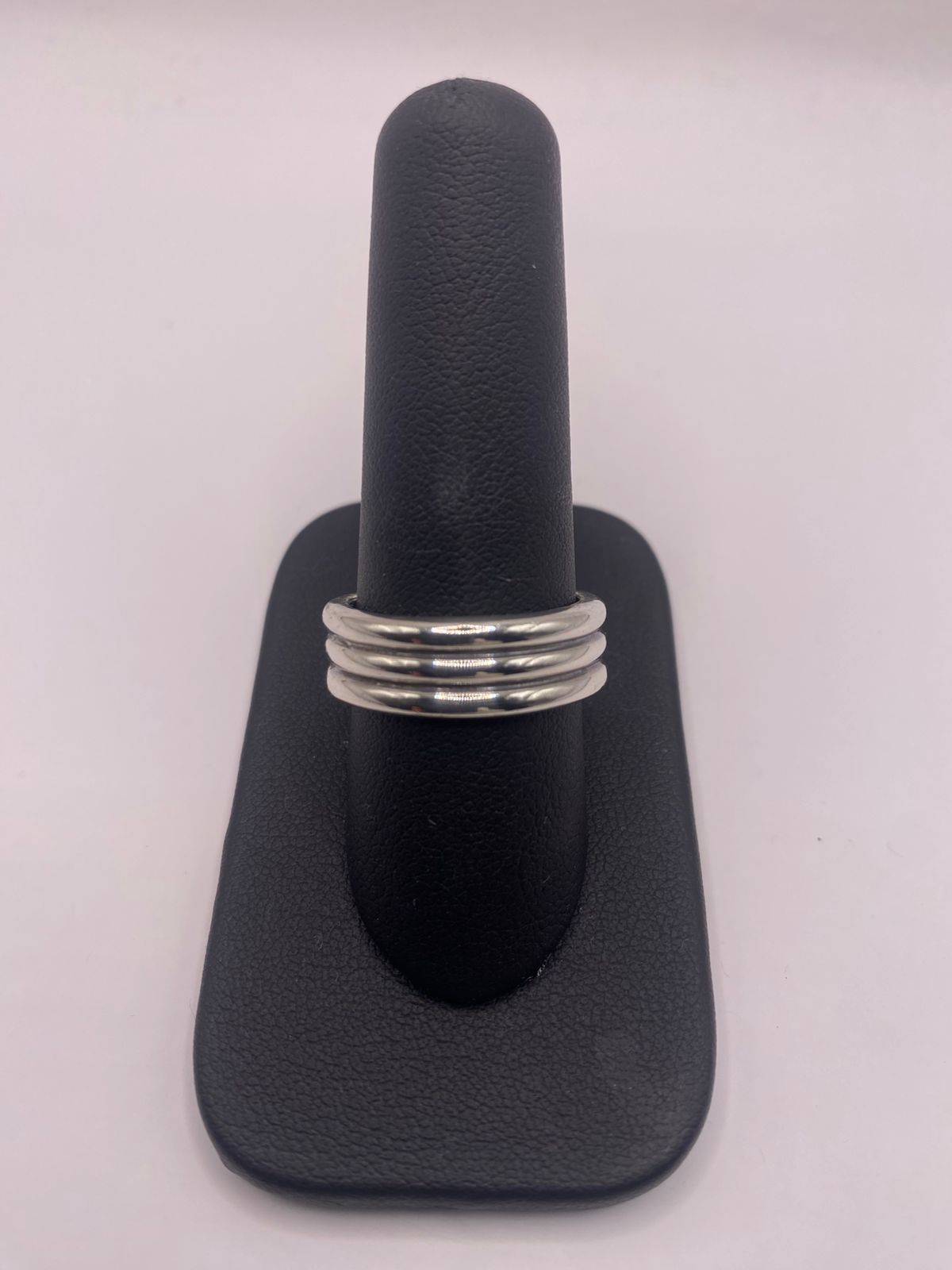 Anillo de Plata – Diseño Triple Minimalista, vista lateral