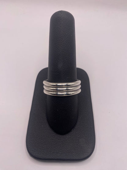 Anillo de Plata – Diseño Triple Minimalista, vista lateral
