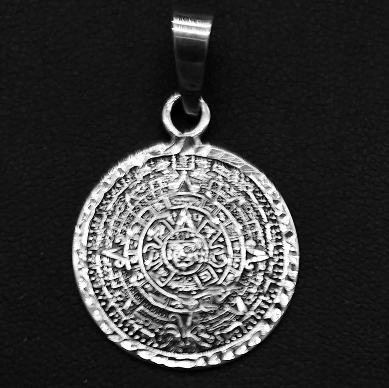 Sello de ley en el interior del plata ley 925 calendario azteca