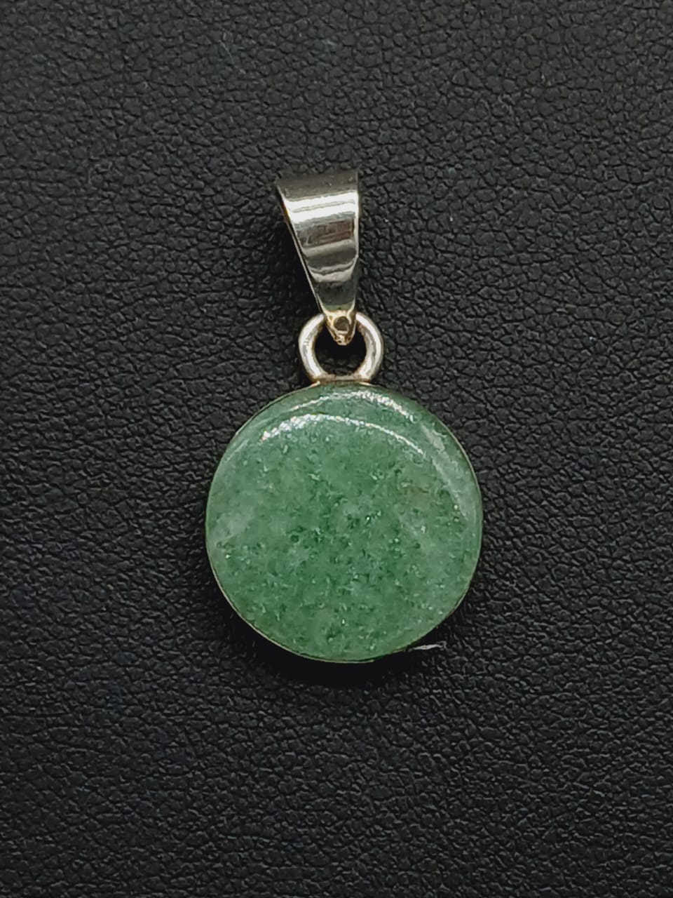 Sello de ley en el interior del dije de plata ley 925 jade