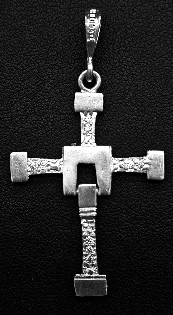 Dije Plata Ley 925, Cruz de Toretto, vista frontal