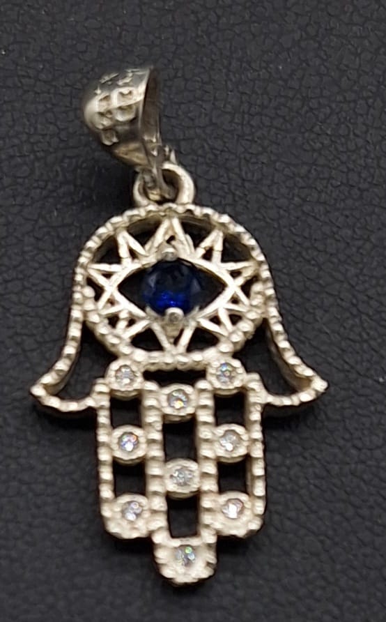 Sello de ley en el interior del dije plata ley 925 , mano de fatima con topacio azul