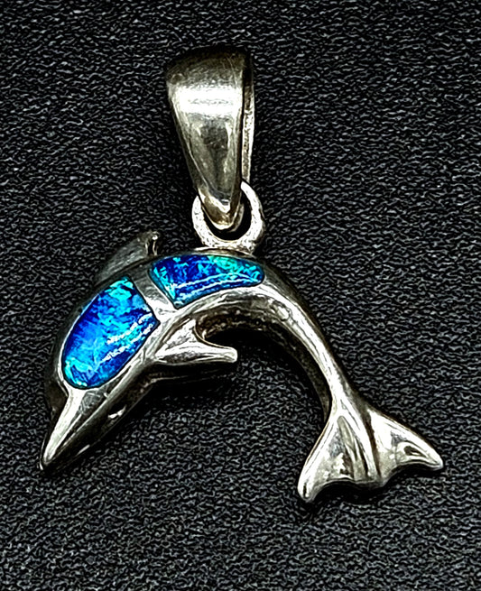 Dije Plata Ley 950, con Opalo , Delfin sobre fondo blanco