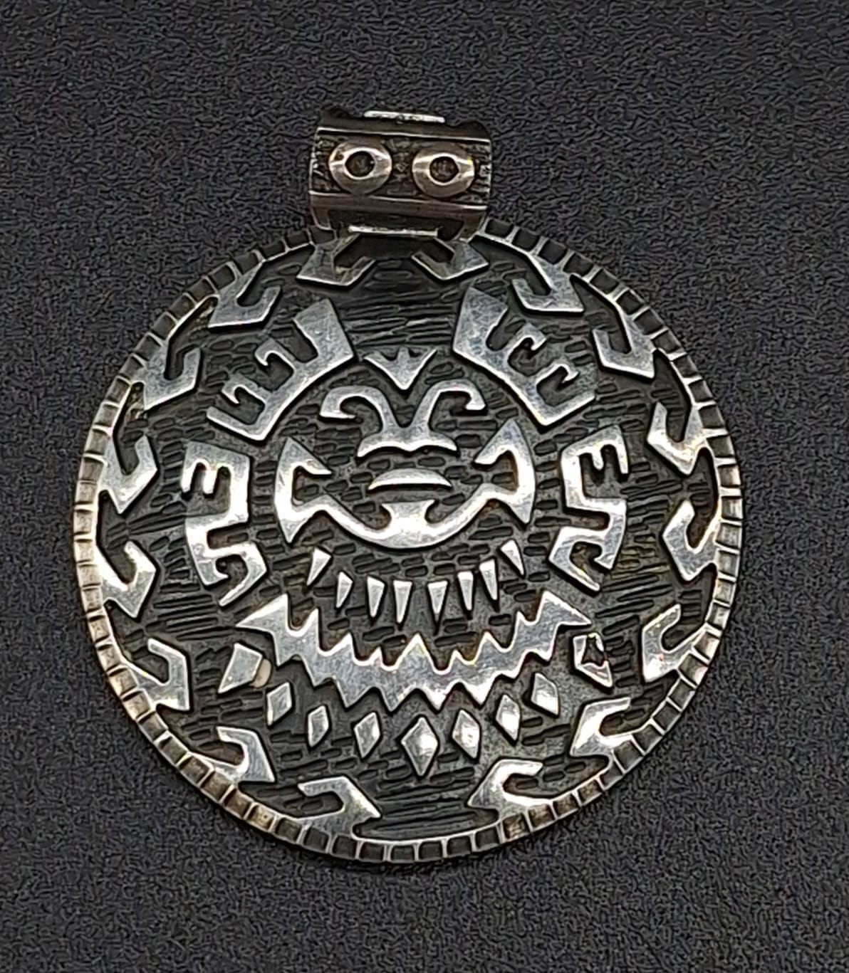 Sello de ley en el interior del dije plata ley 950 , kukulkan .