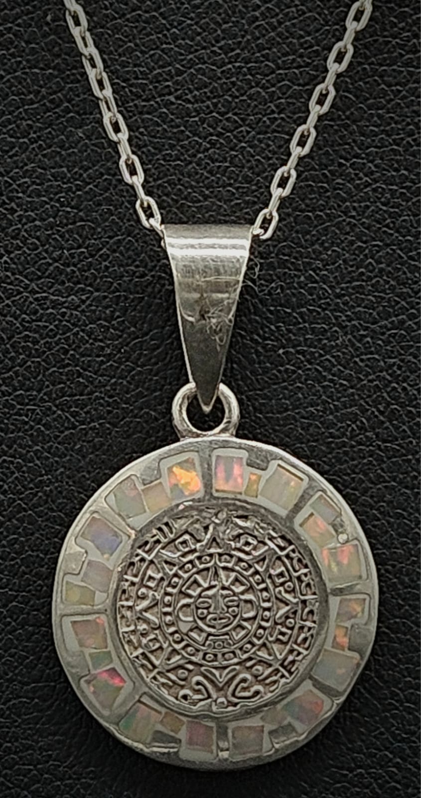 Sello de ley en el interior del dije plata ley 950 calendario azteca