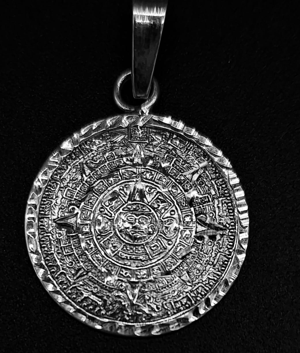Dije Plata Ley 925 ,calendario Azteca, vista frontal