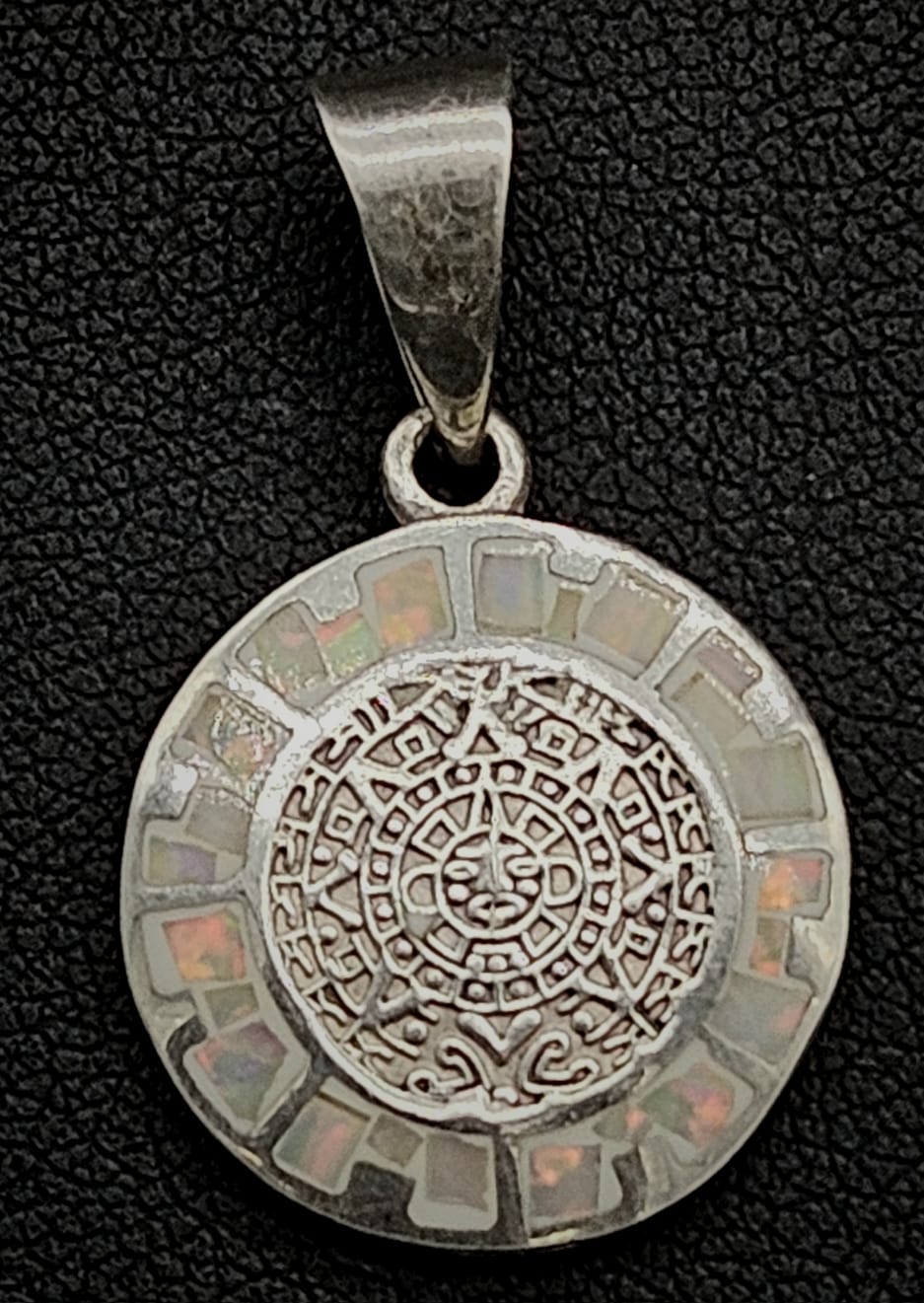 Dije Plata Ley 950 Calendario Azteca, vista frontal
