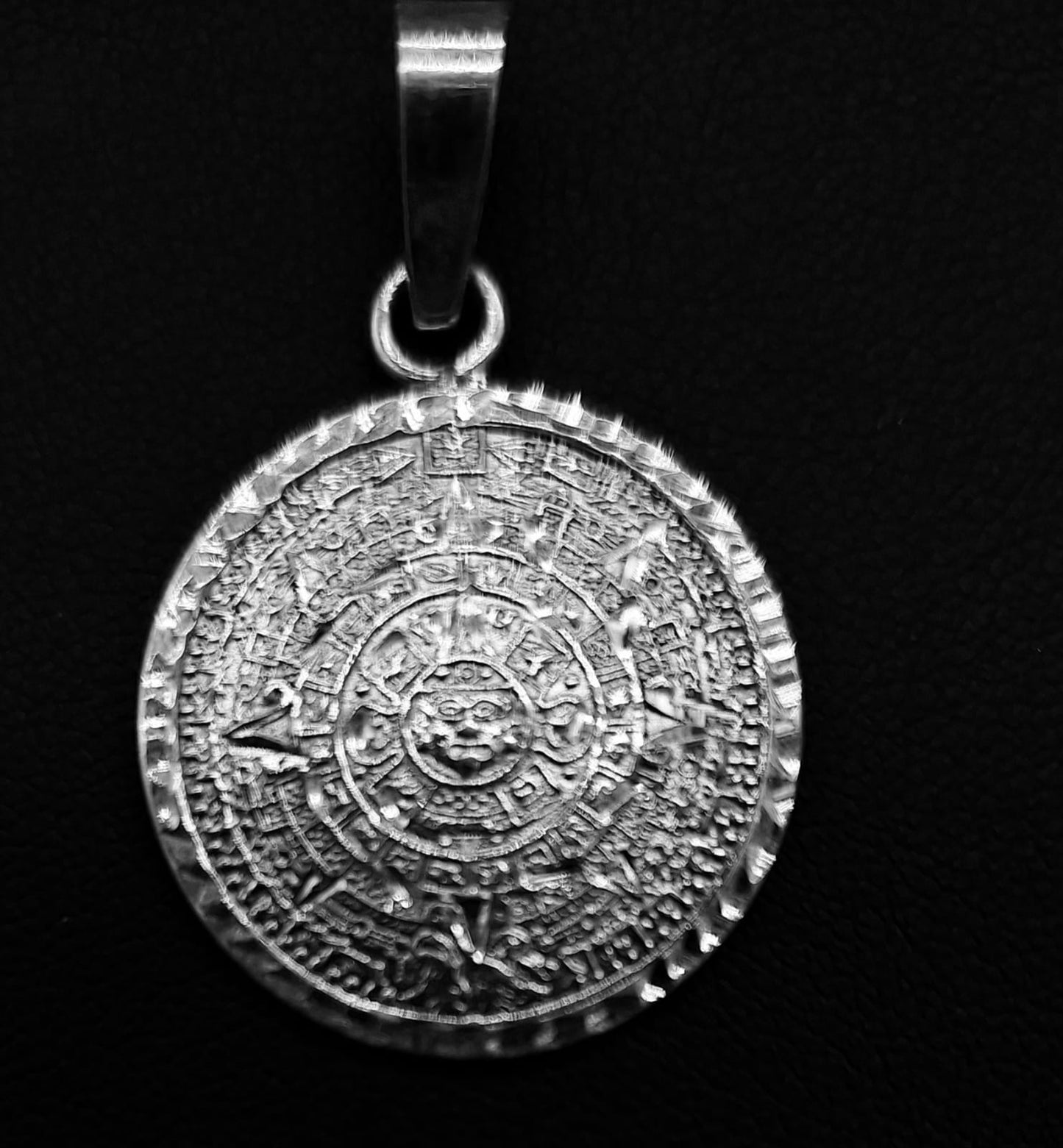 Sello de ley en el interior del dije plata ley 925 ,calendario azteca