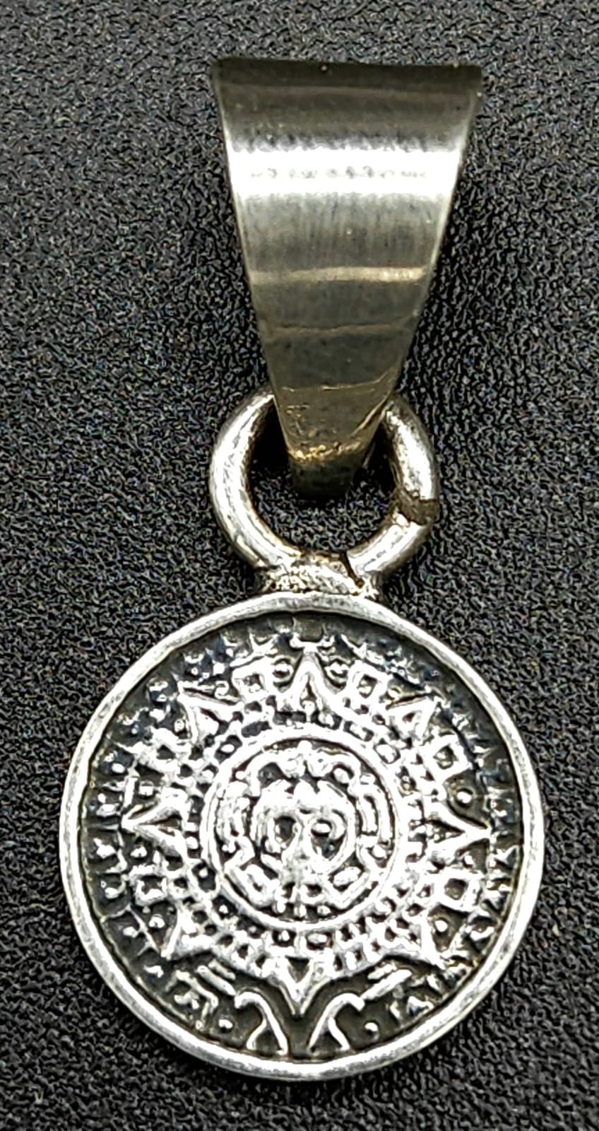 Sello de ley en el interior del dije plata ley 925, calendario azteca