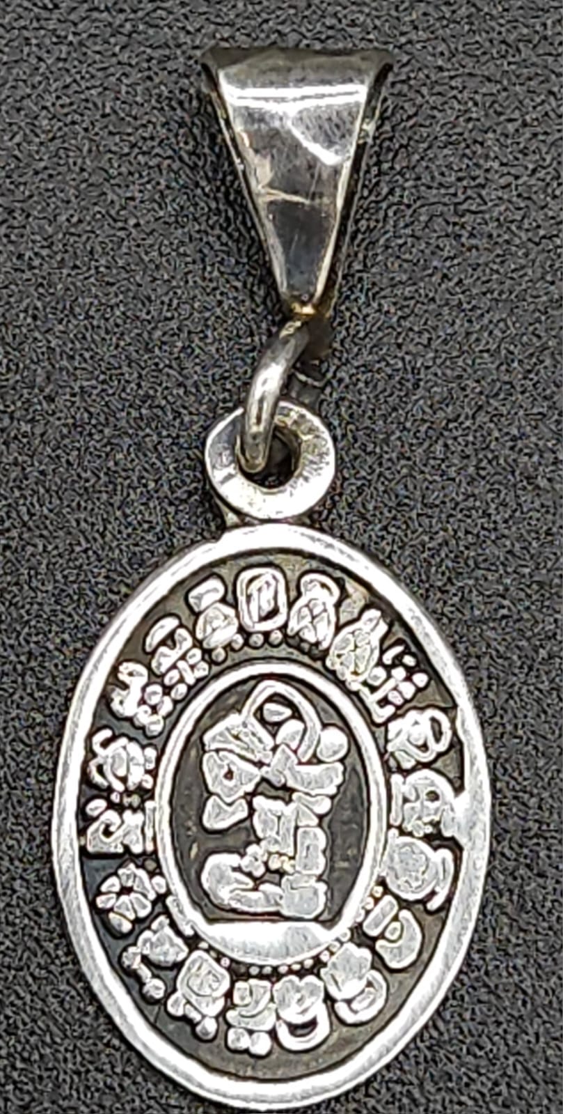 Sello de ley en el interior del dije plata ley 925, calenario maya