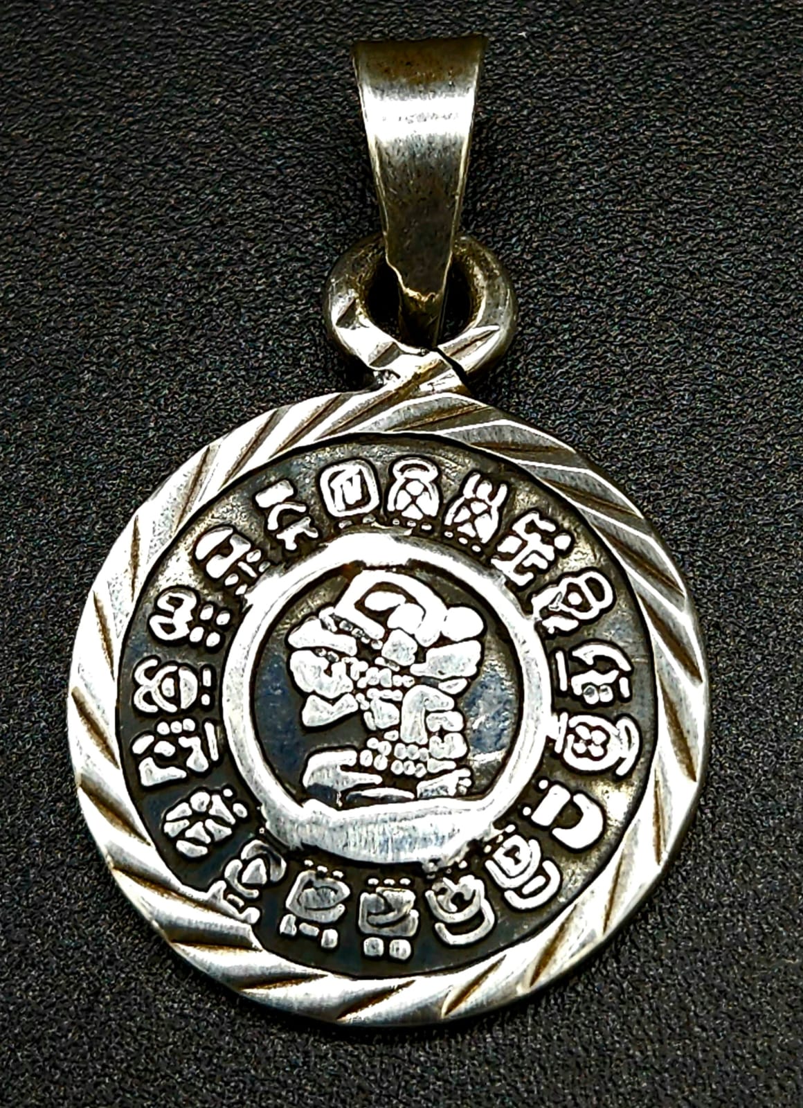 Sello de ley en el interior del dije plata ley 925, calendario maya