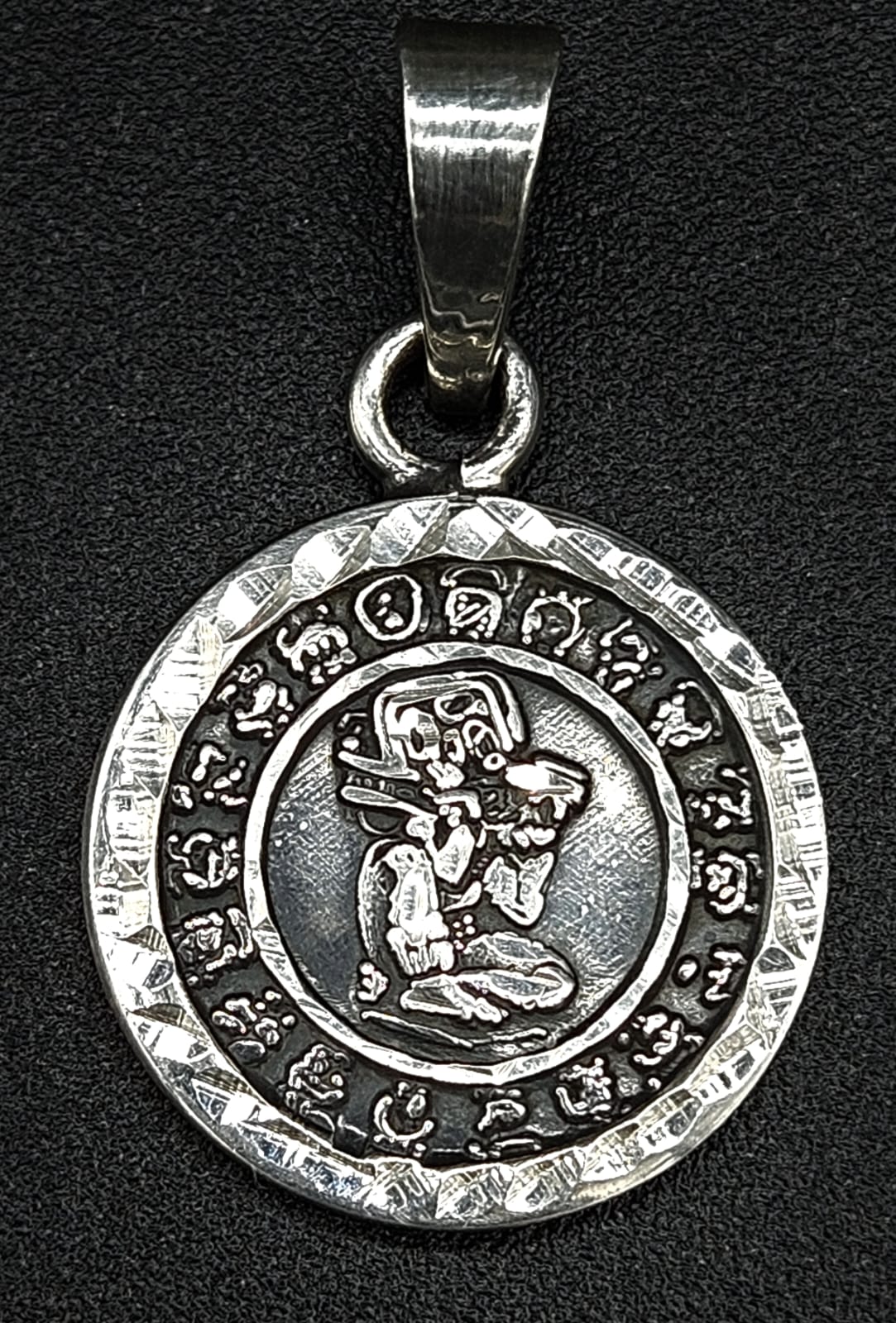 Sello de ley en el interior del dije plata ley 925, calendario maya