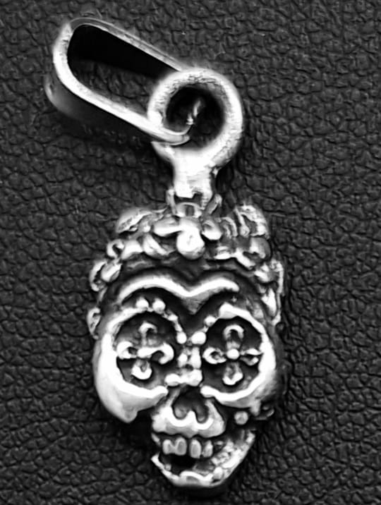 Sello de ley en el interior del dije plata ley 925 , catrina