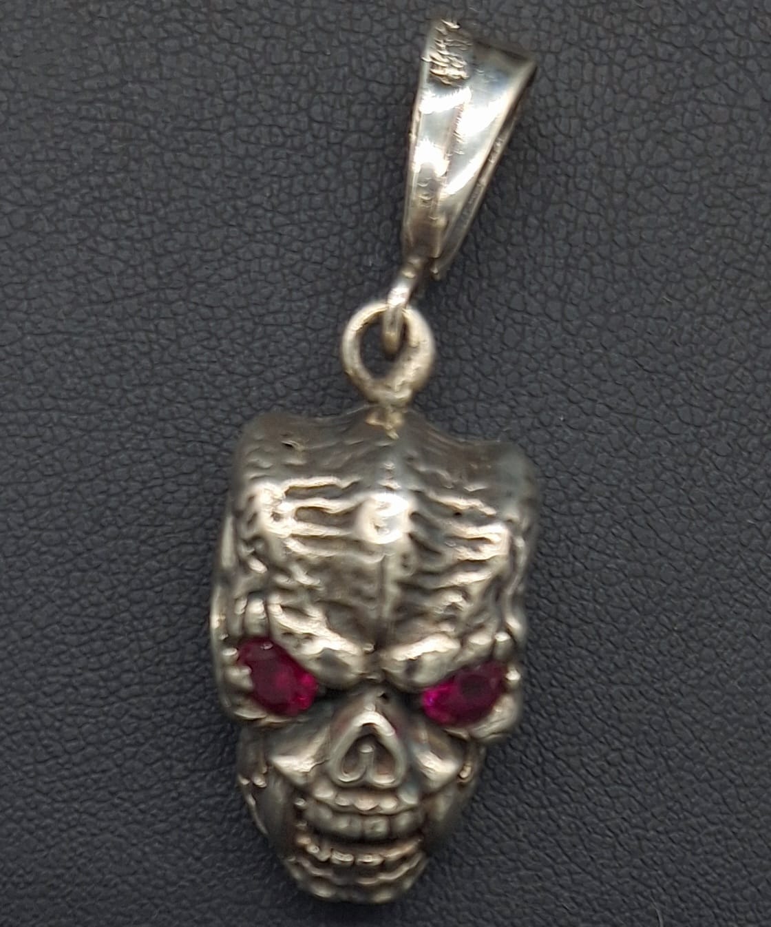 Dije Plata Ley 925, Craneo, vista frontal