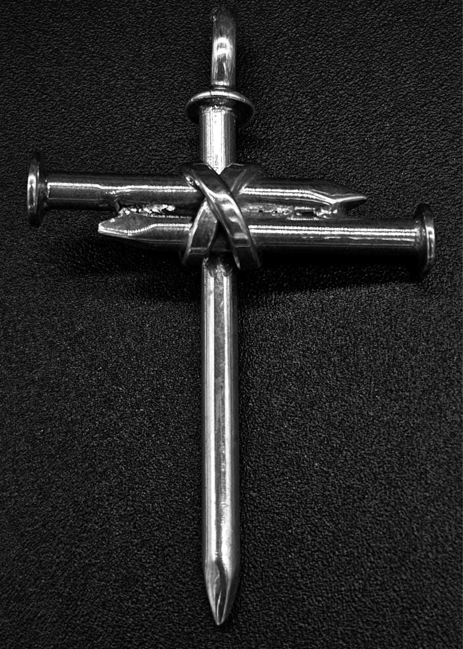 Sello de ley en el interior del dije plata ley 925, cruz de clavos