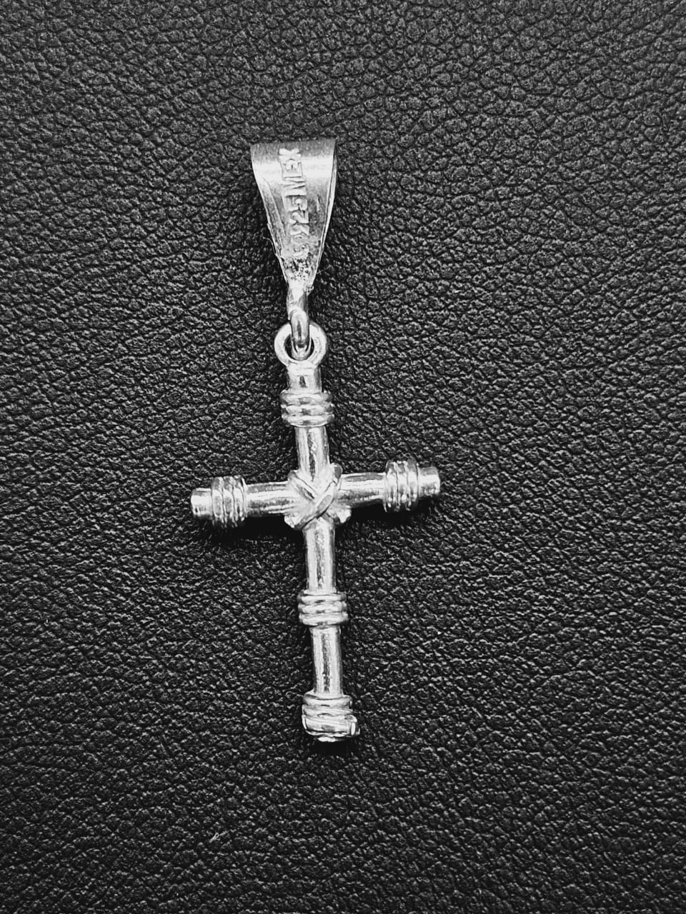 Dije Plata Ley 925, Cruz, vista frontal