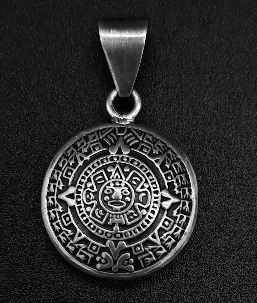 Dije Plata Ley 925 , Calendario Azteca, vista frontal