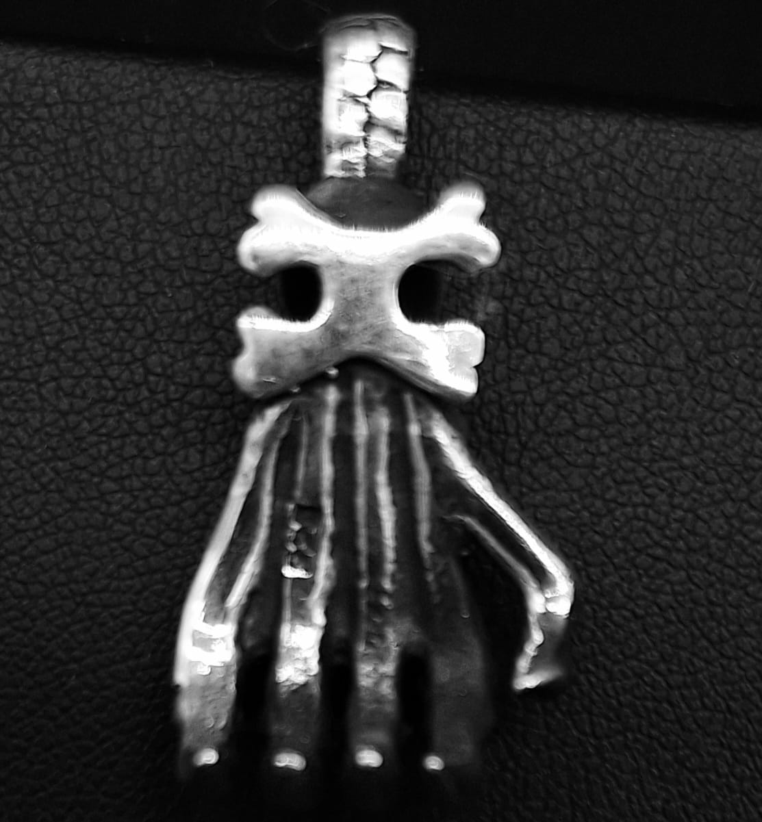 Dije Plata Ley 925 , Garra con Calavera, vista frontal