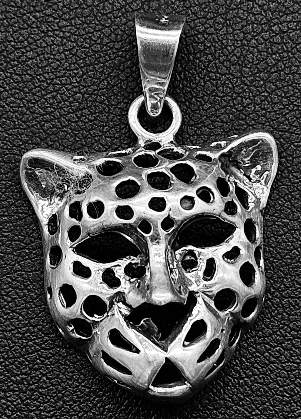 Dije Plata Ley 925, Jaguar, vista frontal