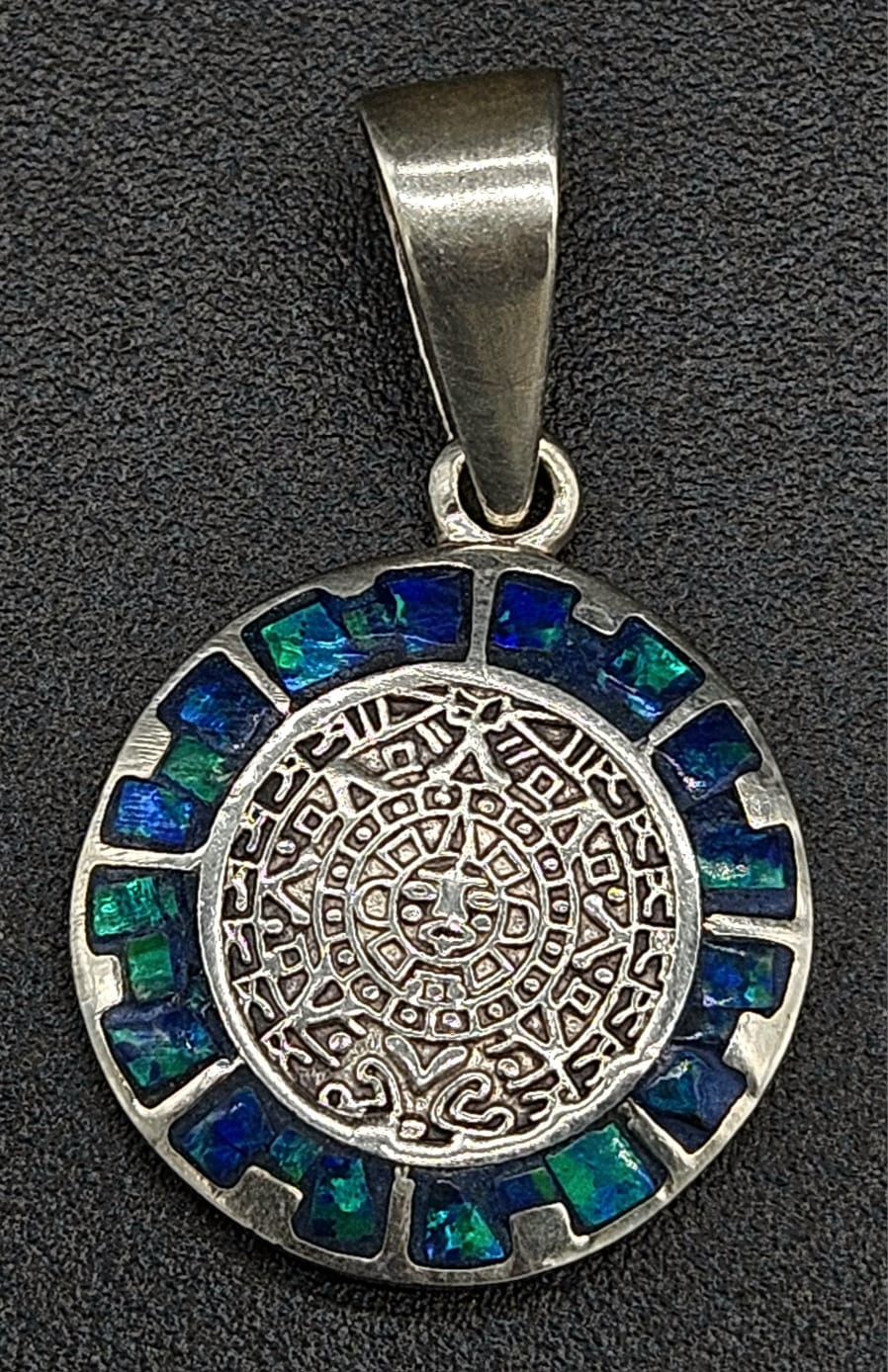 Sello de ley en el interior del dije plata ley 950 caledario azteca