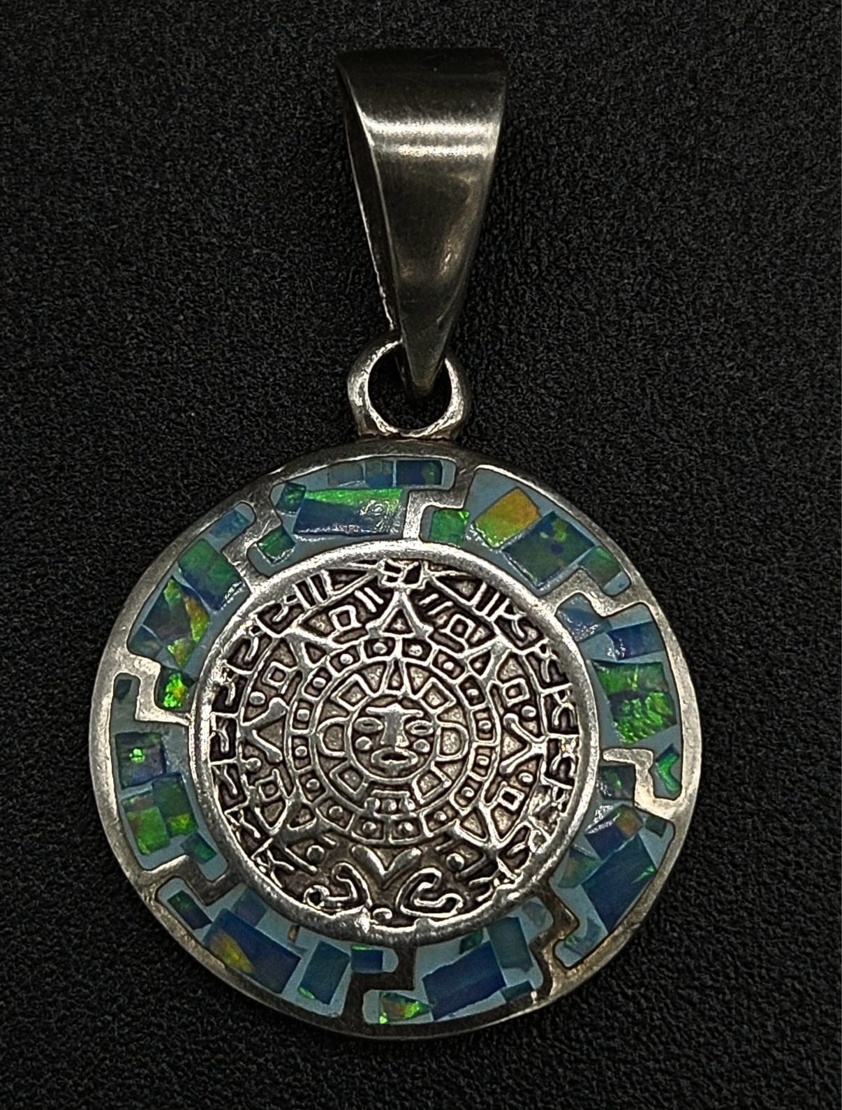 Dije Plata Ley 950 Calendario Azteca, vista frontal