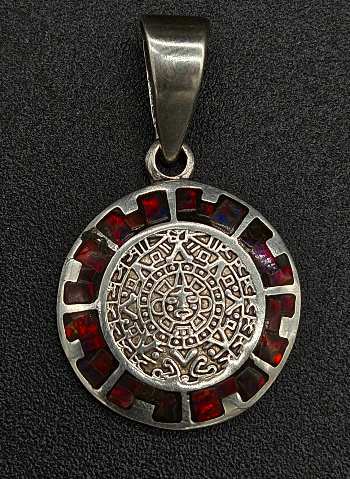 Sello de ley en el interior del dije plata ley 950 calendario azteca