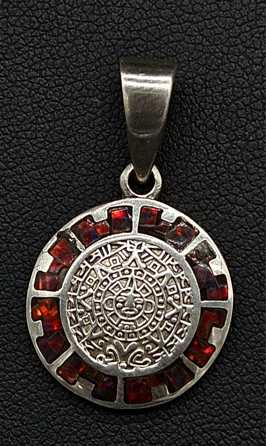 Dije Plata Ley 950 Calendario Azteca, vista frontal