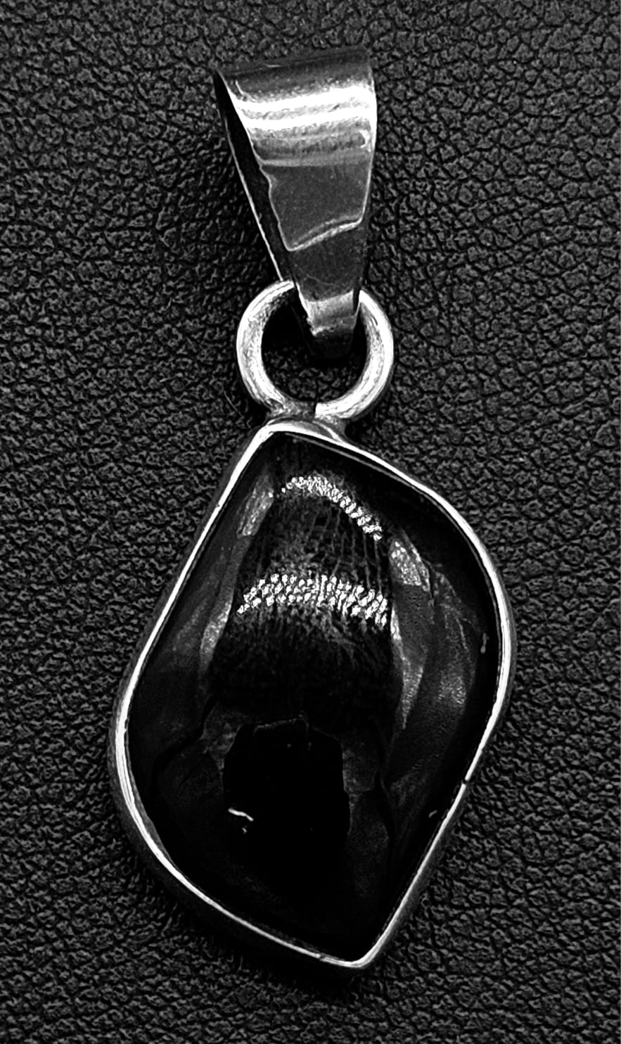 Dije Plata Ley 950 Obsidiana, vista frontal