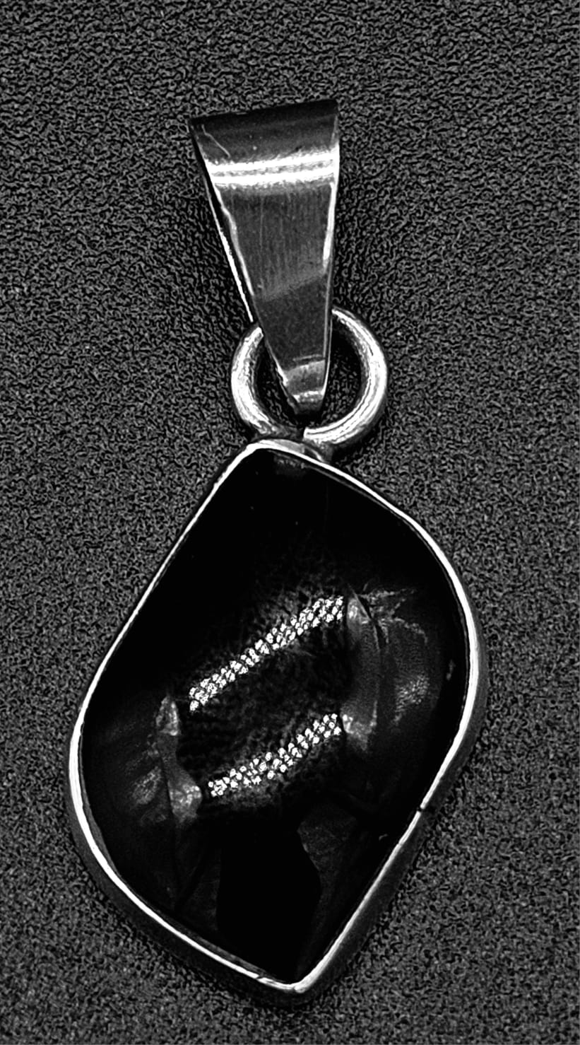Sello de ley en el interior del dije plata ley 950 obsidiana