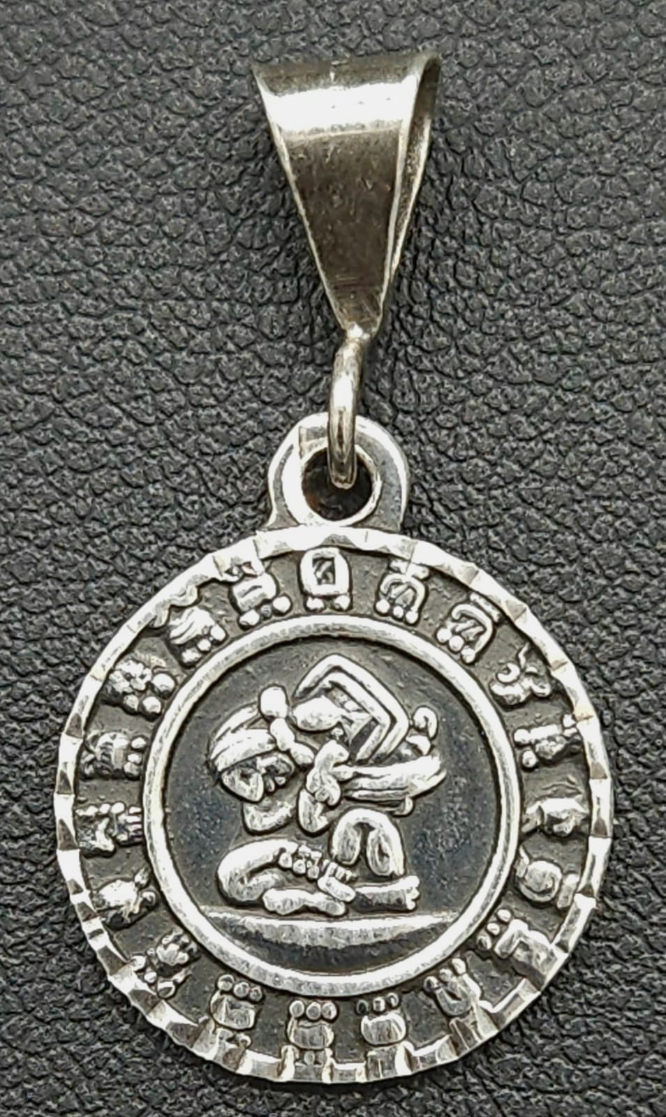 Dije Plata Ley 950, Calendario Maya, vista frontal