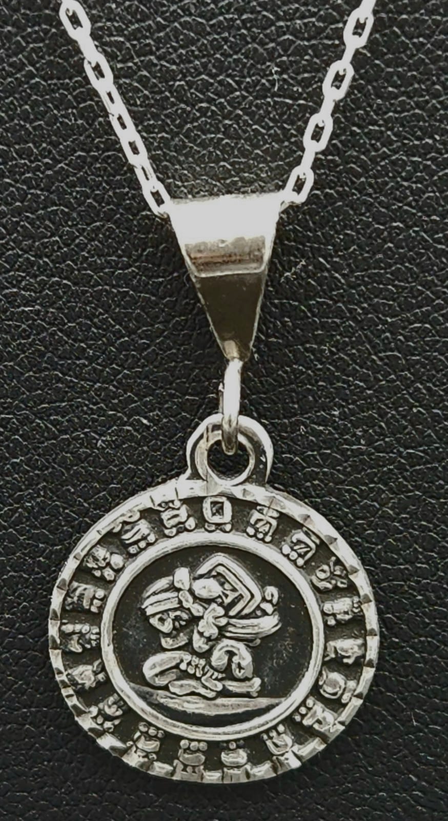 Sello de ley en el interior del dije plata ley 950, calendario maya