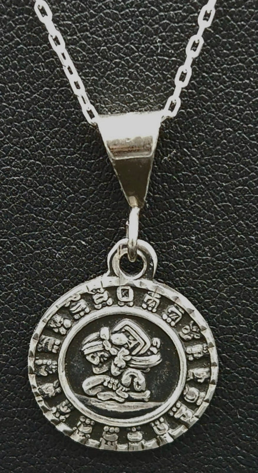 Sello de ley en el interior del dije plata ley 950, calendario maya
