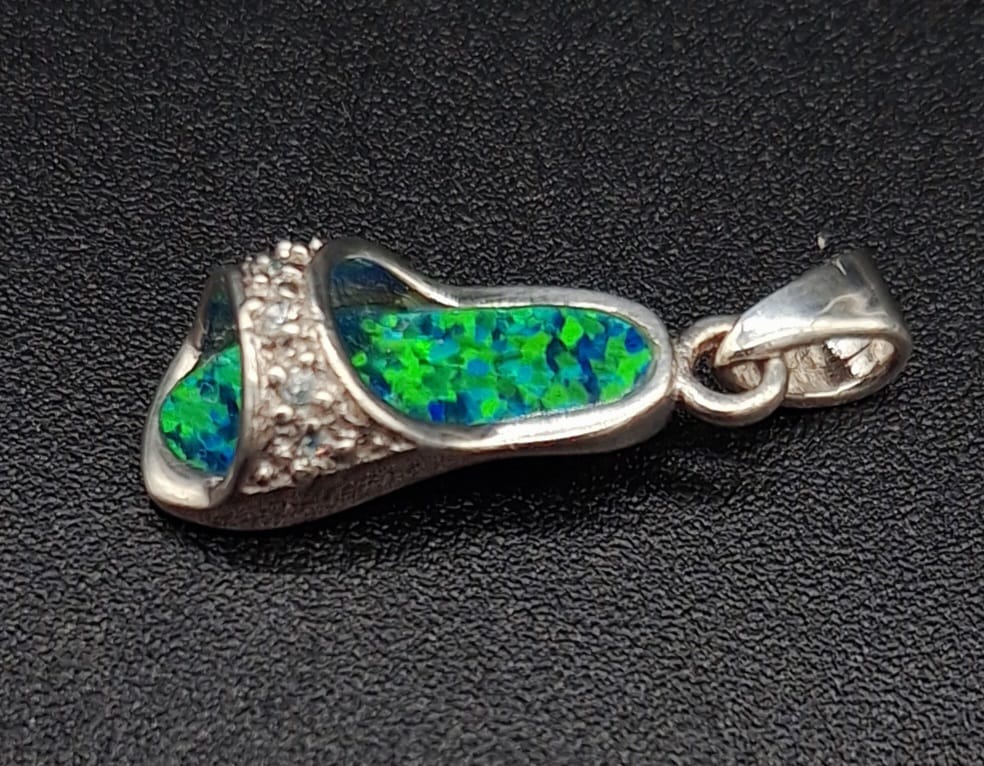 Dije Plata Ley 950 , con Opalo Verde, sello de autenticidad Plata Ley .925