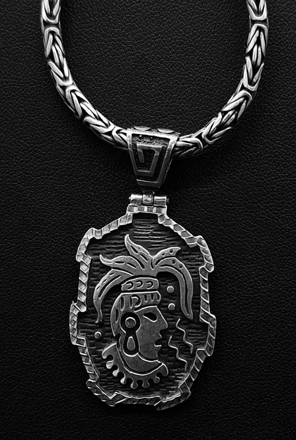 Dije Plata Ley 950 , Maya ., vista frontal