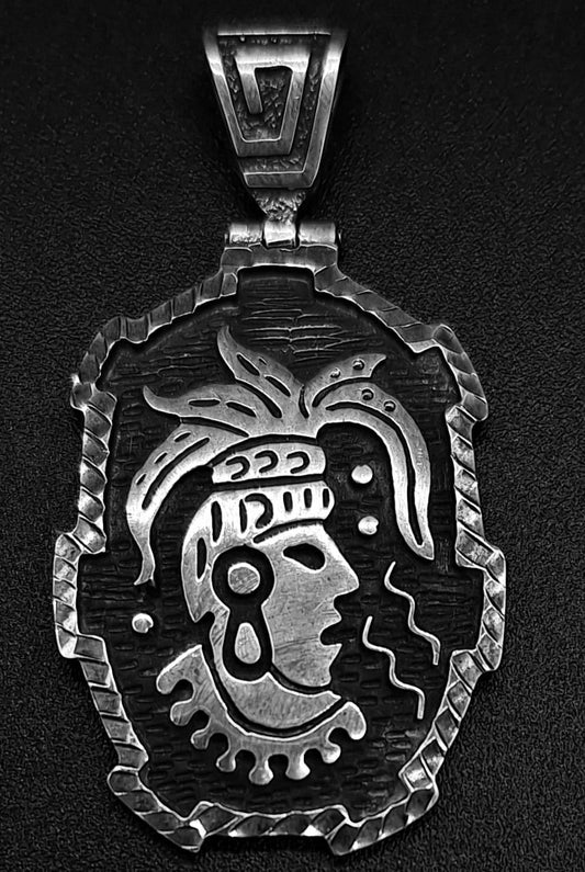 Sello de ley en el interior del dije plata ley 950 , maya .