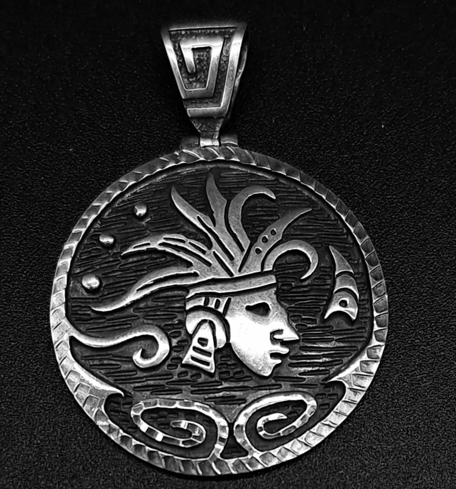 Sello de ley en el interior del dije plata ley 950 , maya .