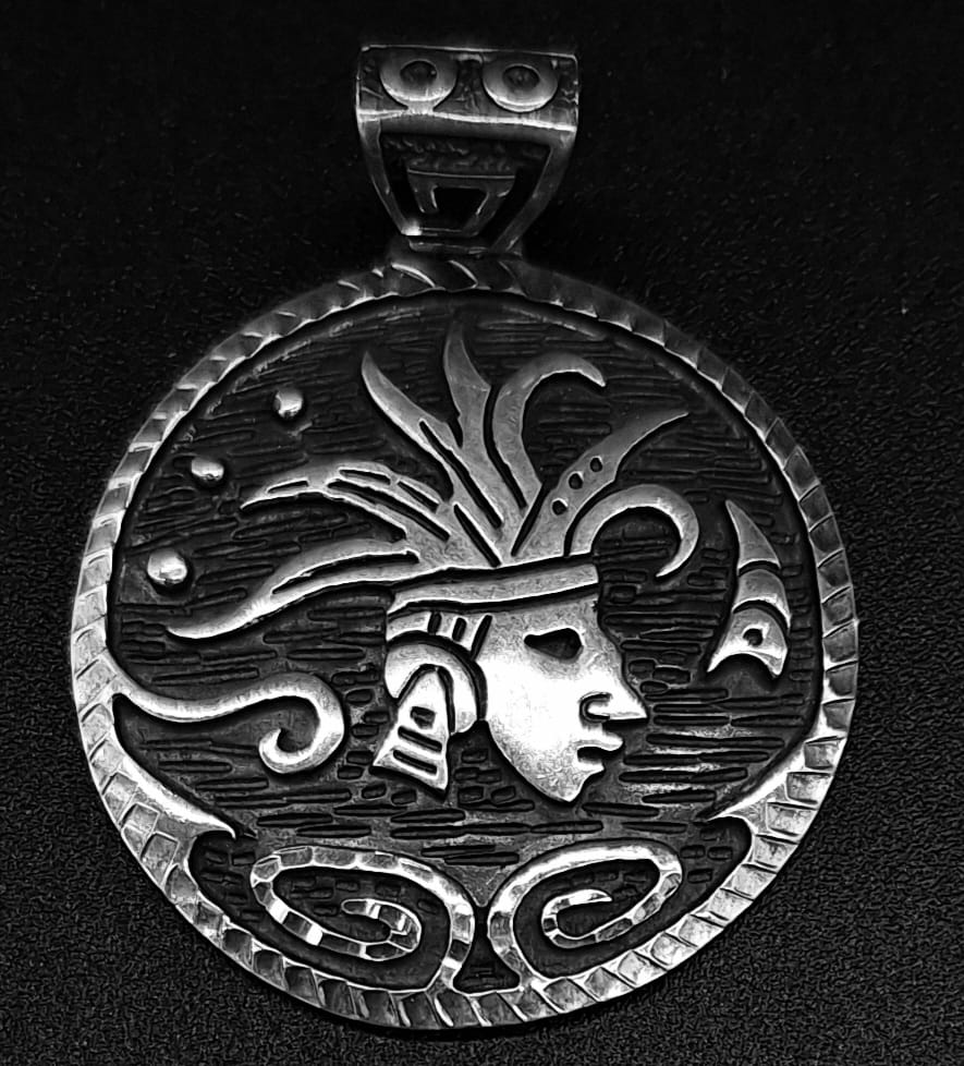 Dije Plata Ley 950 , Maya ., vista frontal