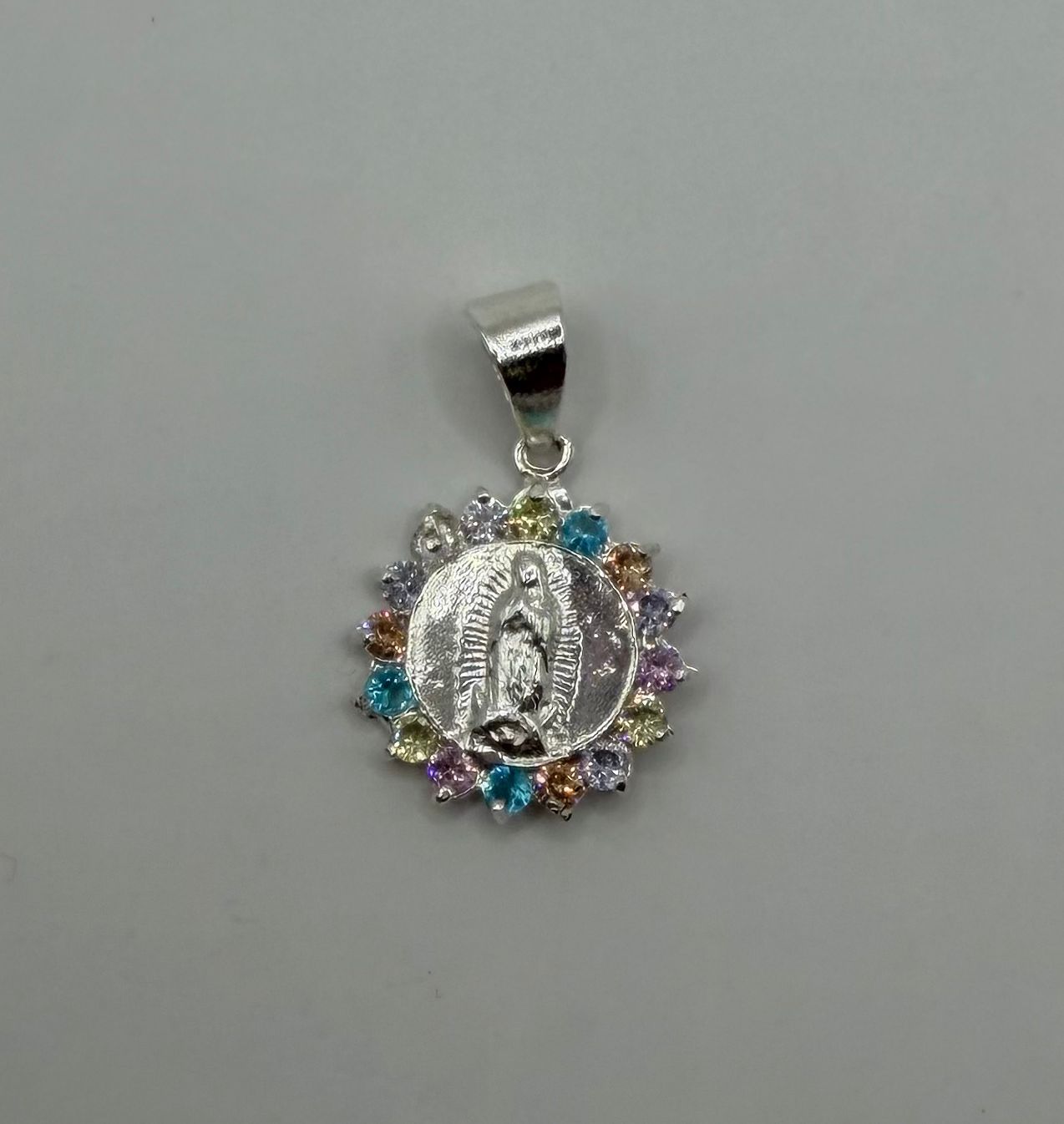 Dije Circula Virgen Zirconia — vista frontal