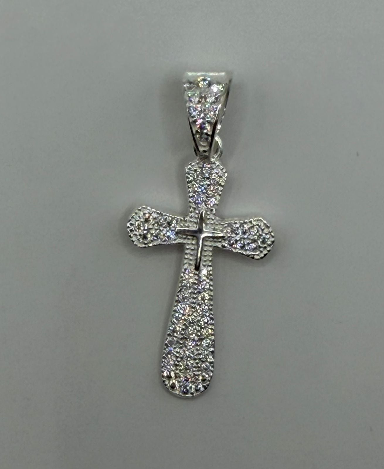 Dije Cruz con Mini Zirconia Full — vista frontal
