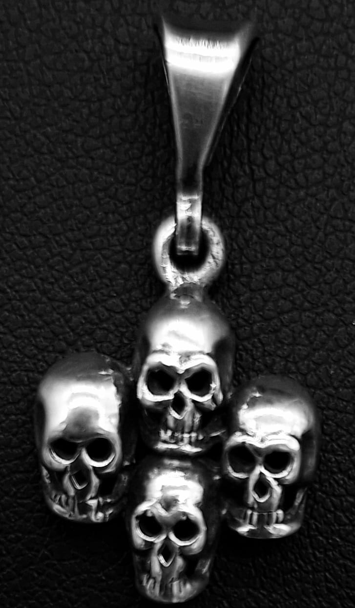 Dije Plata Ley 925 , de Cuatro Craneos, sello de autenticidad Plata Ley .925