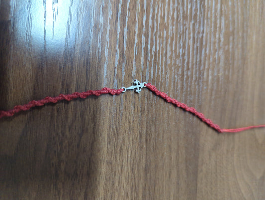 Pulsera minimalista en plata .925 con hilo rojo y cierre de cruz artesanal