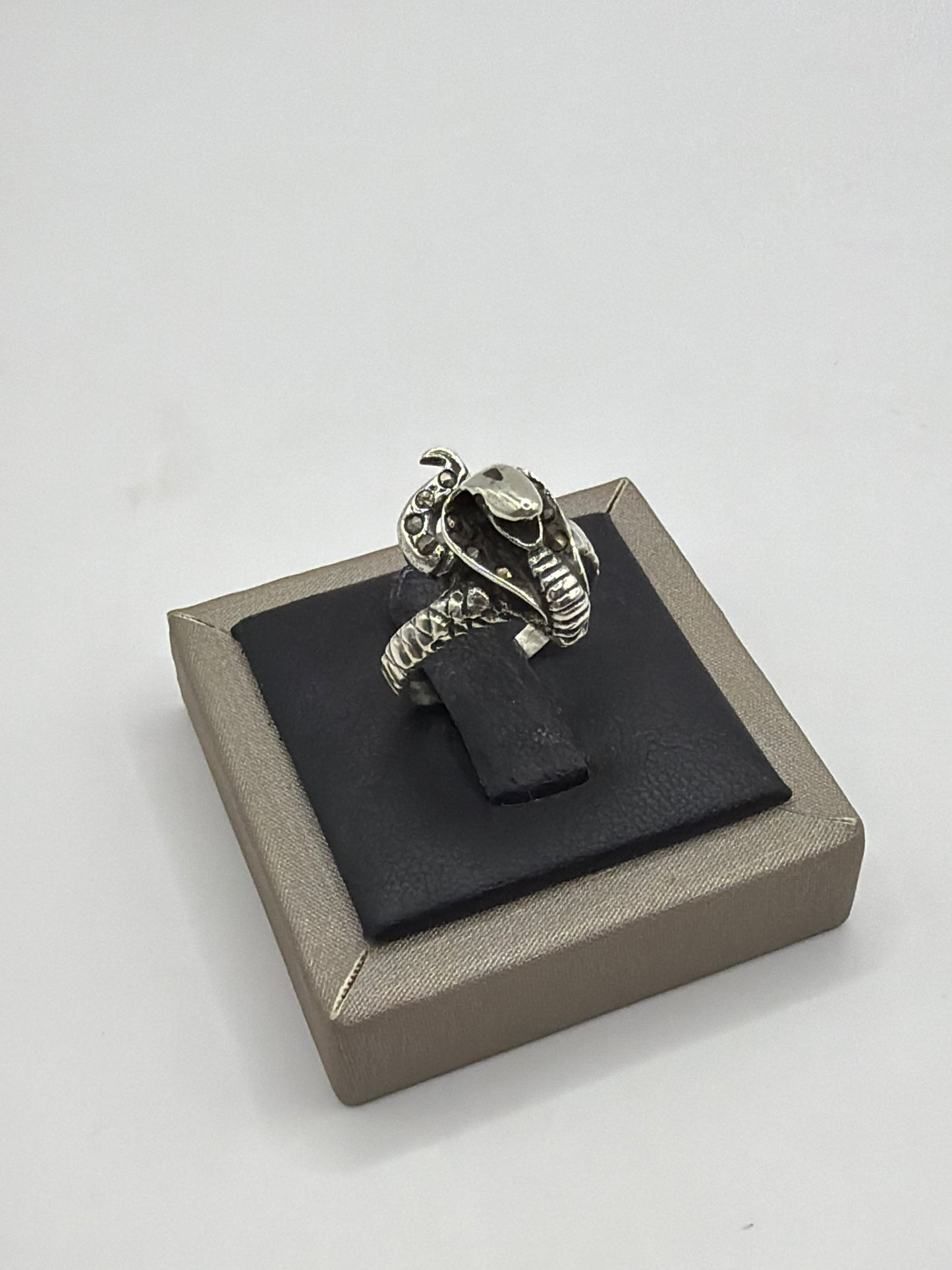 Anillo víbora en plata .925, diseño escultural en forma de serpiente sagrada prehispánica, exhibido en estuche regalo