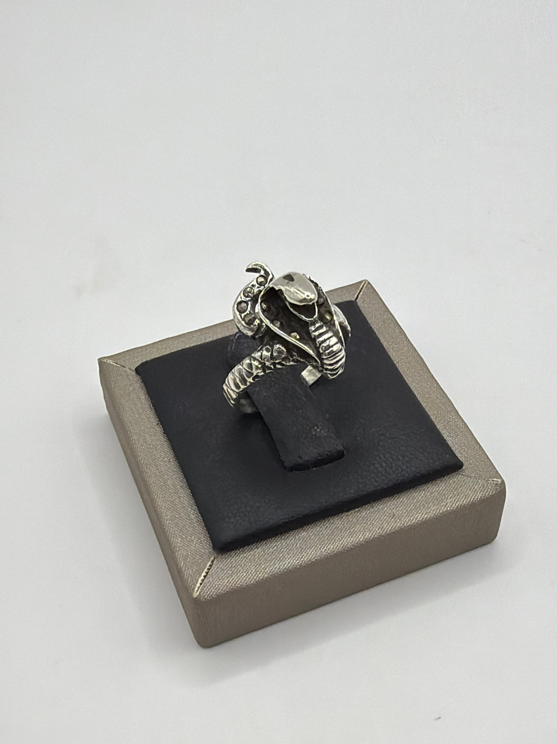 Anillo víbora en plata .925, diseño escultural en forma de serpiente sagrada prehispánica, exhibido en estuche regalo
