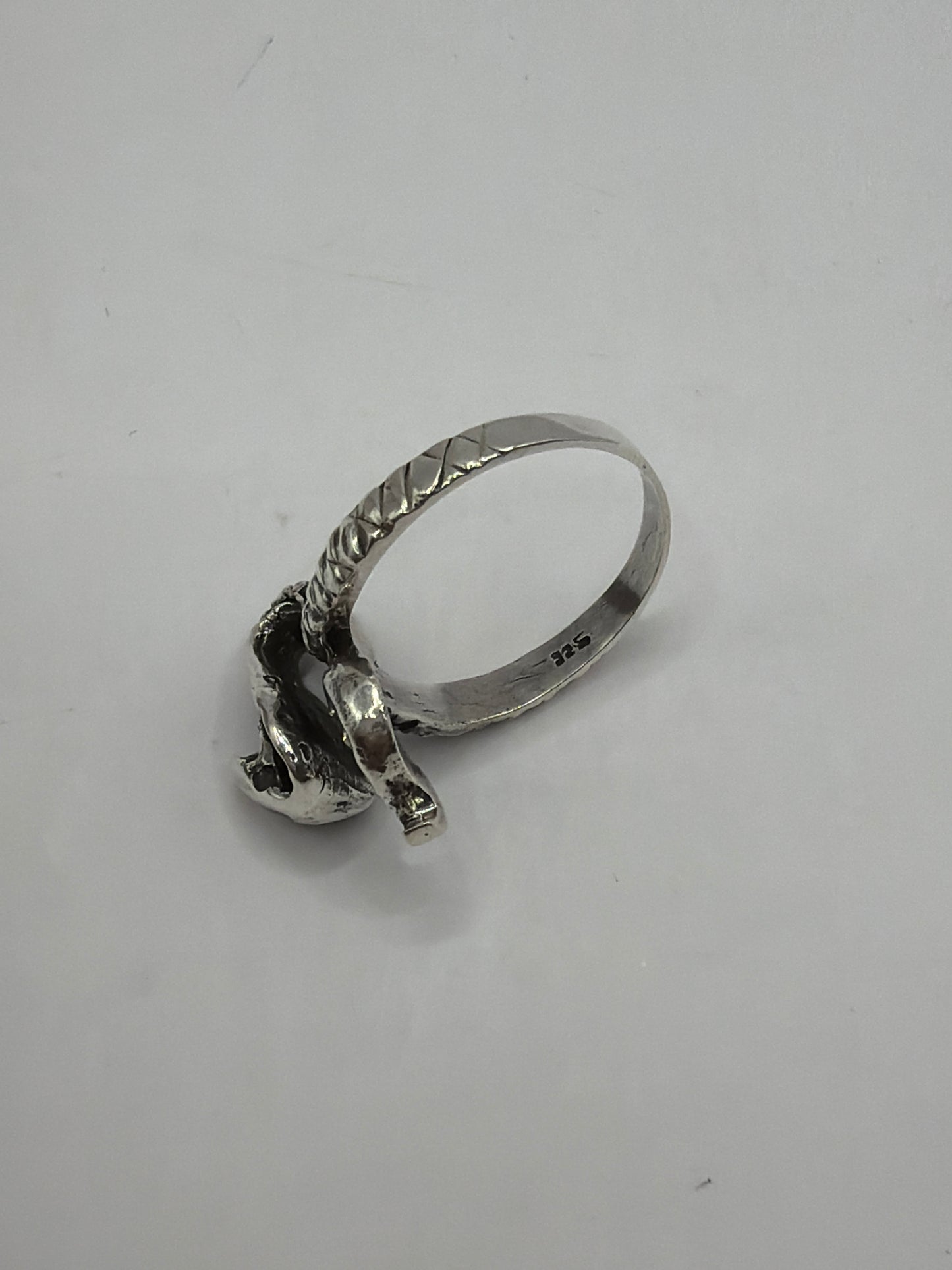 Vista lateral del anillo víbora mostrando la cabeza levantada y el cuerpo texturizado en fundición de plata
