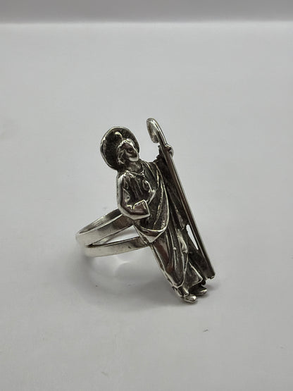 Anillo de plata con figura de San Judas Tadeo en relieve, vista lateral mostrando detalles de la talla