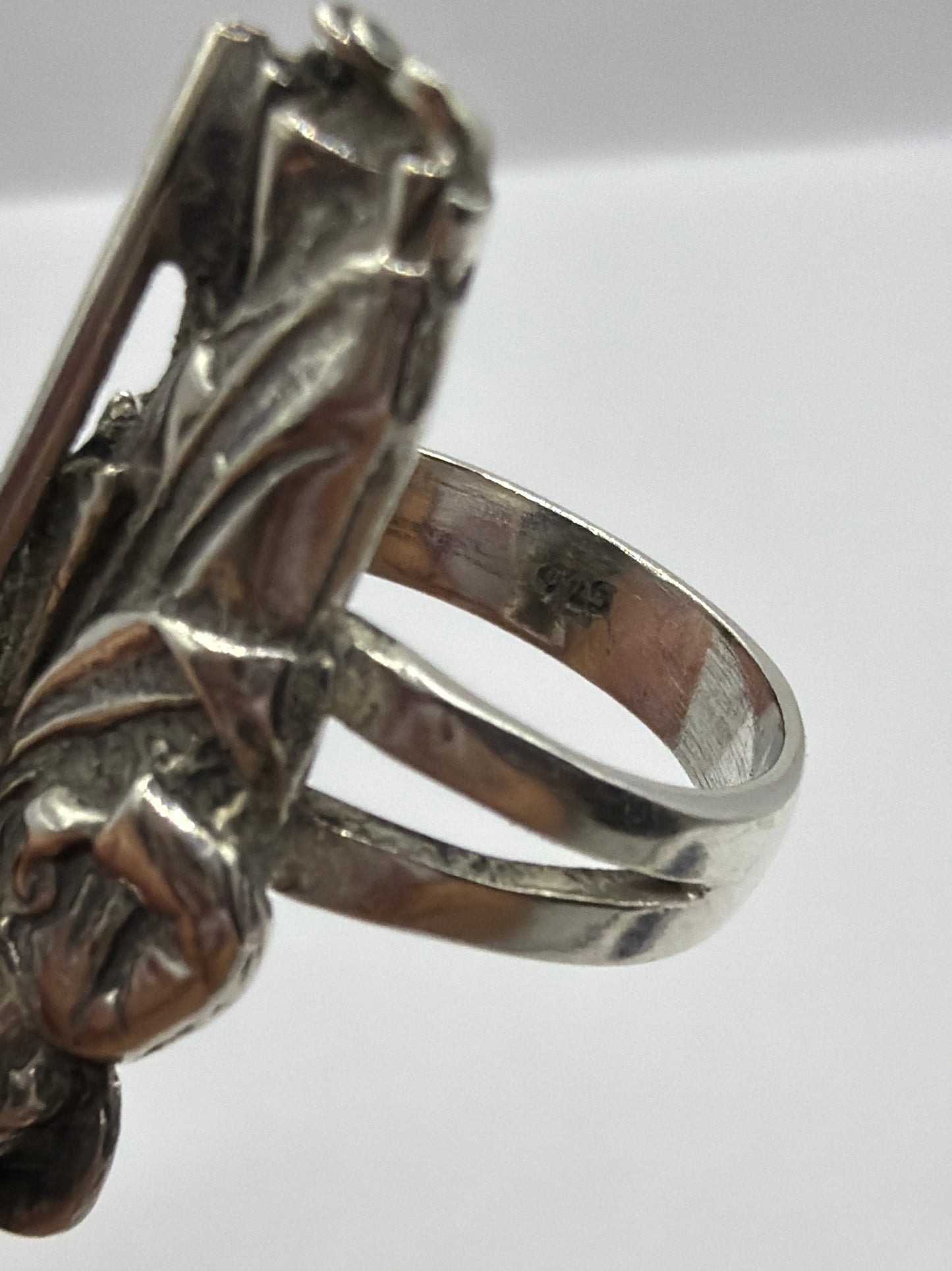 Detalle del sello .925 TAXCO gravado en el interior del anillo de plata auténtica