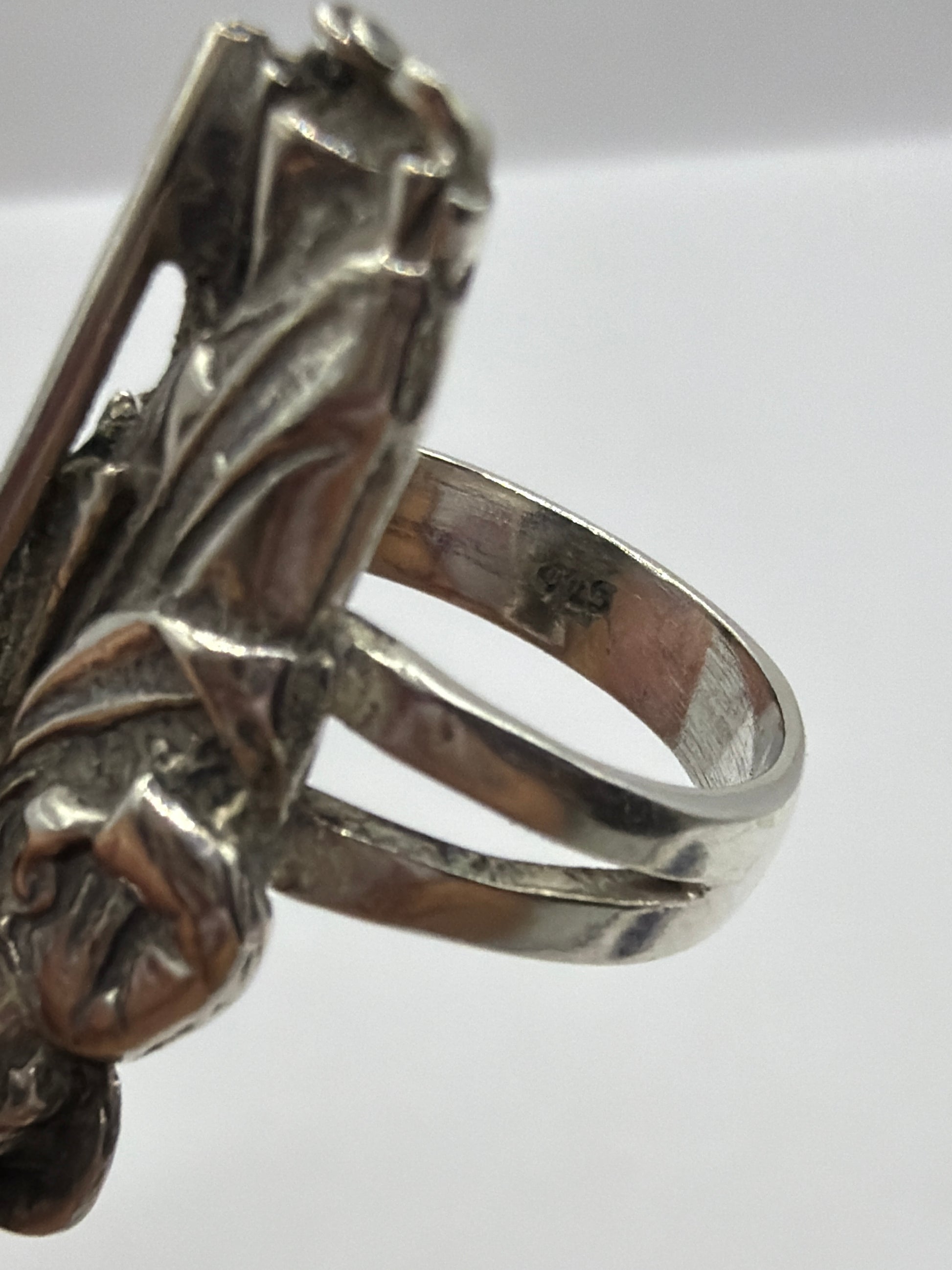 Detalle del sello .925 TAXCO gravado en el interior del anillo de plata auténtica