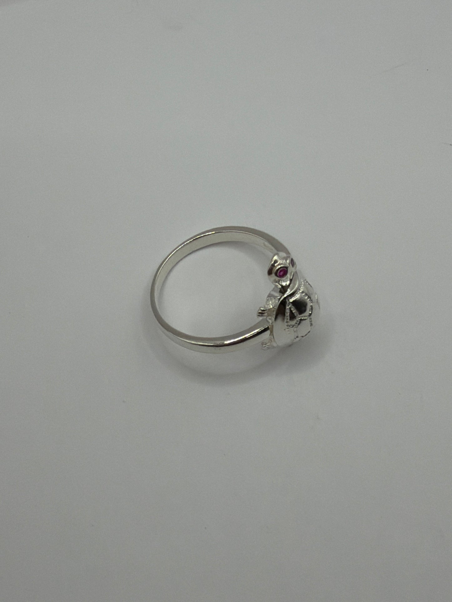 Detalle lateral del anillo sello tortuga — figura grabada con precisión en plata de ley