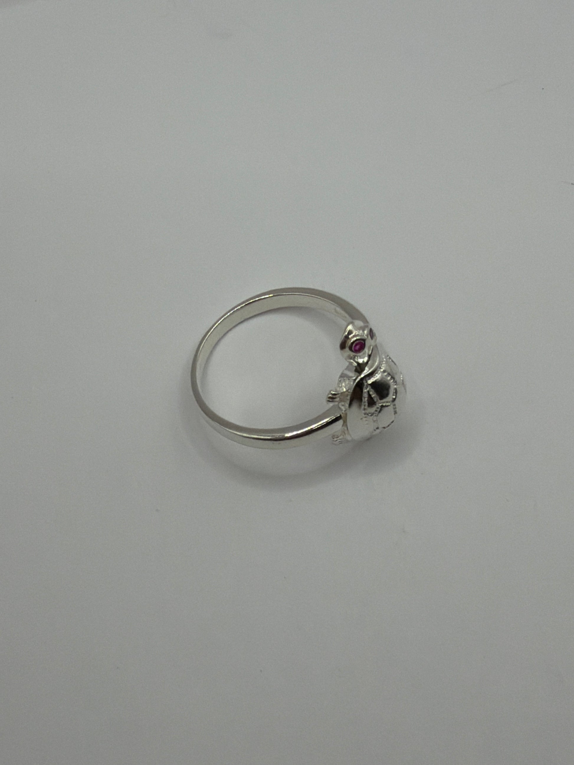 Detalle lateral del anillo sello tortuga — figura grabada con precisión en plata de ley